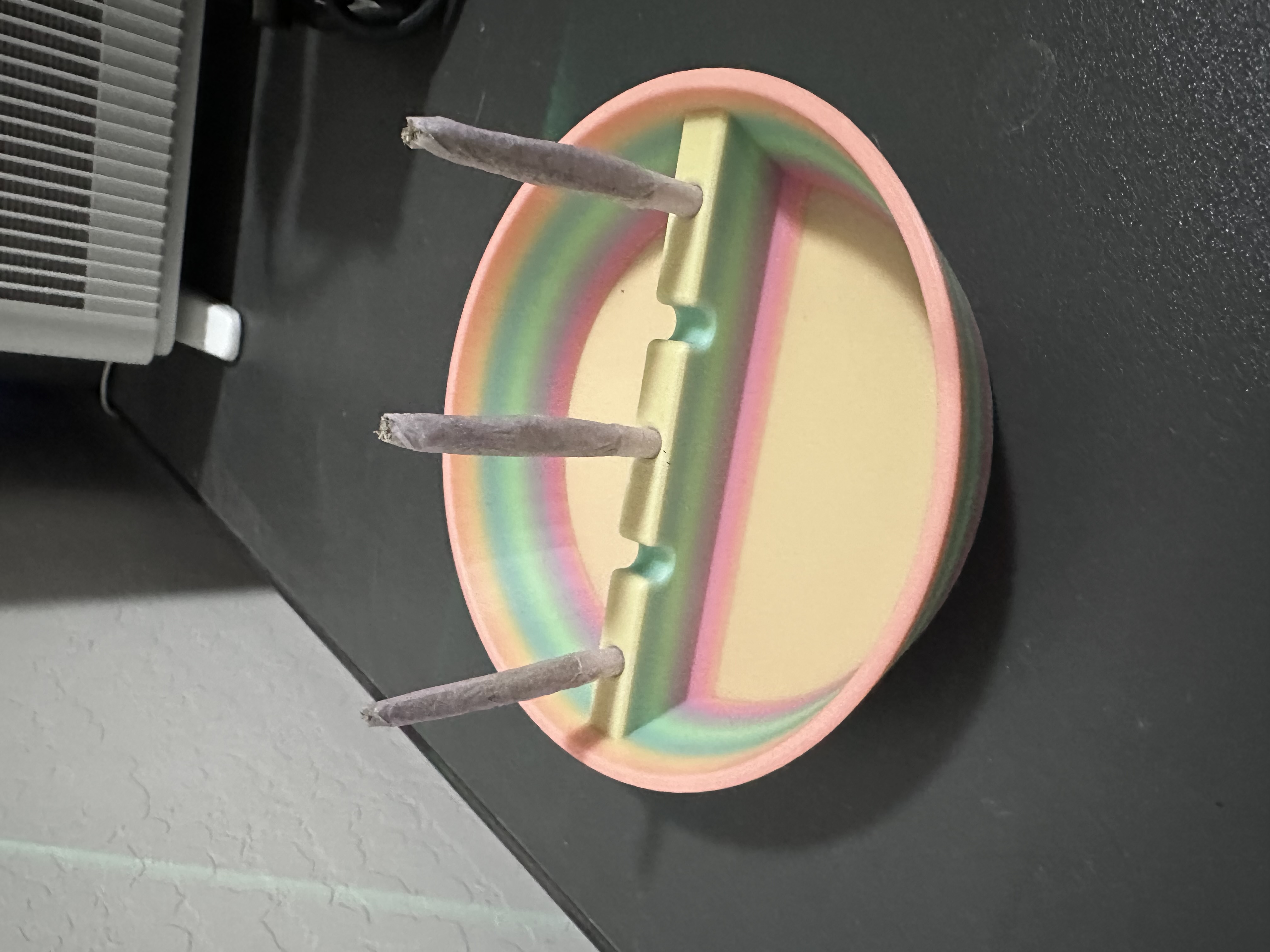 Rolling Tips ash tray in pastel rainbow filament under daylight